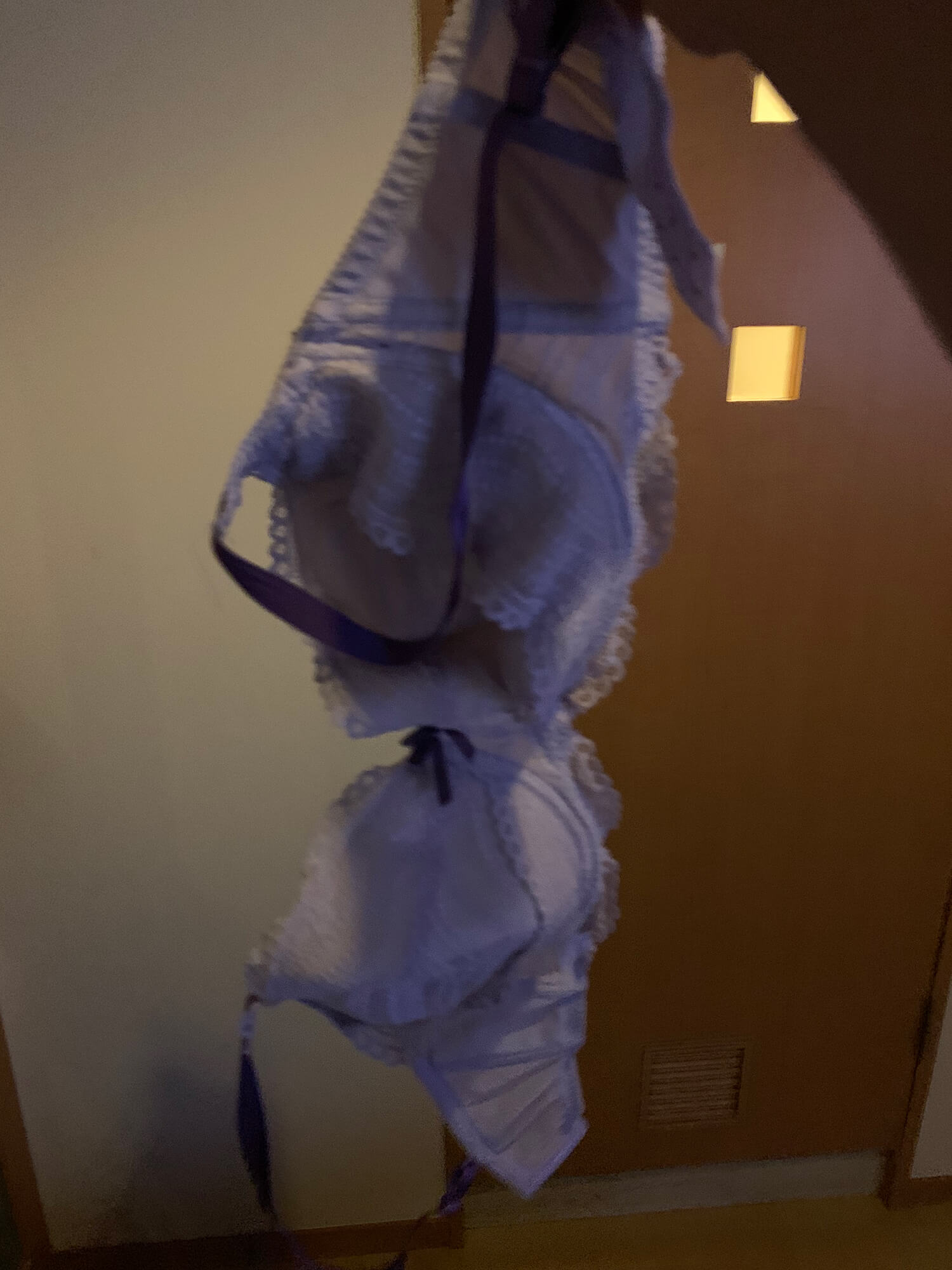 さとみさんがシャワー中に撮影したブラジャー